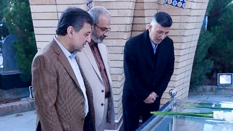 ادای احترام معاون آموزشی وزیر بهداشت به شهدای گمنام دانشگاه علوم پزشکی همدان 